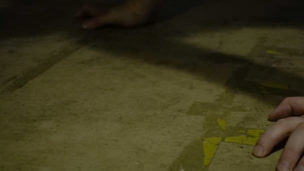 Prisonnier blond rampant enchaîné 