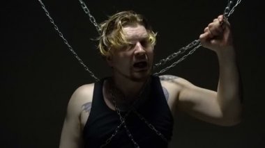 Korkmuş esir zincirleri kırmaya çalışıyor