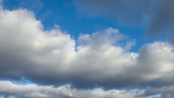 Blauer Himmel mit grauen Wolken — Stockvideo