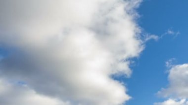 Güz gri bulutlar ile mavi gökyüzü