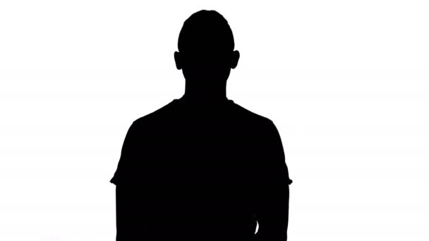 Silhouette eines jungen Mannes mit den Händen auf den Hüften — Stockvideo
