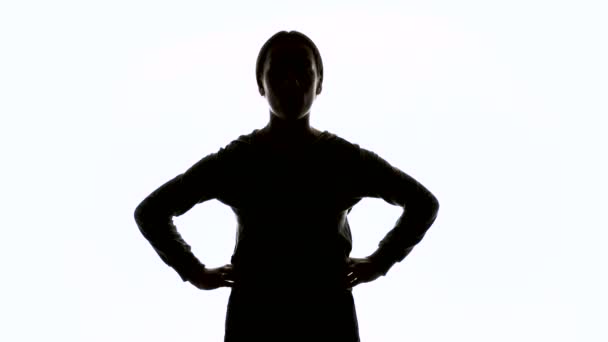 Silhueta de mulher jovem com mãos em quadris — Vídeo de Stock