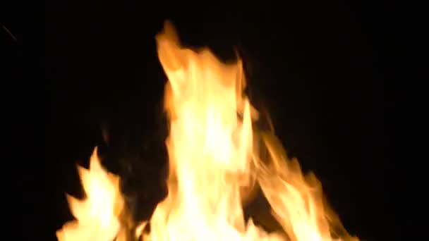 Яркие искры пламени, 4k — стоковое видео