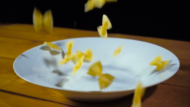 Видео падения диетических макарон в тарелку — стоковое видео