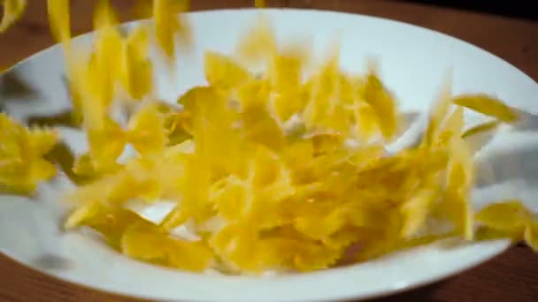 Відео падіння дієтичної макарони — стокове відео