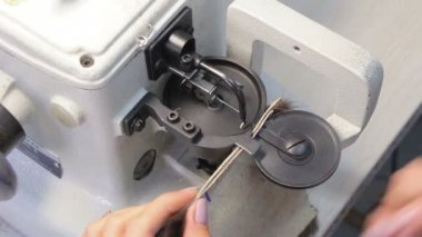 Dikiş kürklü mantolar vizon derileri görüntüleri