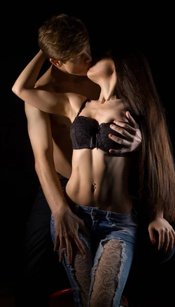 Genç kadın ve erkek öpüşme fotoğrafı — Stok fotoğraf