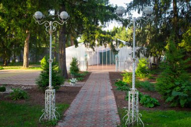 Yaz aylarında beyaz düğün tente fotoğrafı