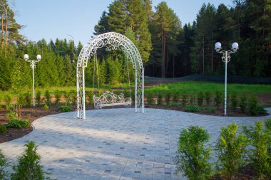 Görüntü beyaz salıncak ve kemer