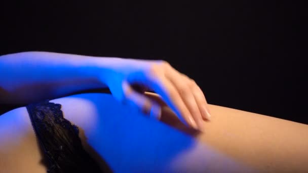 Видеозапись сексуальной женщины в черных трусах — стоковое видео