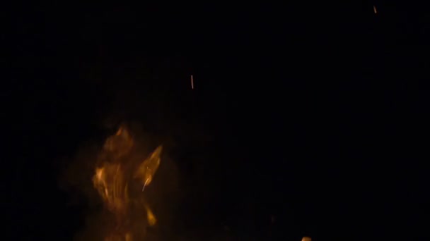 Filmaufnahmen von brennenden Flammen in der Nacht — Stockvideo