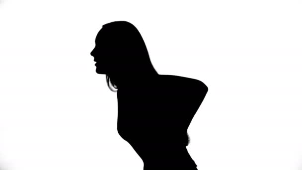 Filmación de mujer joven con dolor de espalda — Vídeo de stock
