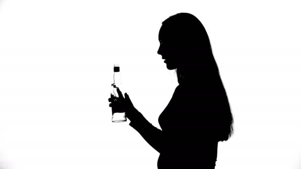 Видео употребления алкоголя юной девушкой — стоковое видео