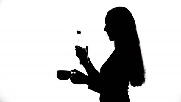 Video de una joven bebiendo — Vídeo de stock