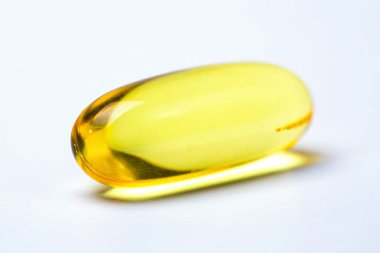 İzole sarı omega 3 kapsül fotoğrafı