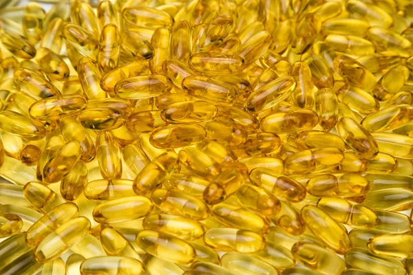 Foto olio di pesce in capsule su sfondo bianco — Foto Stock