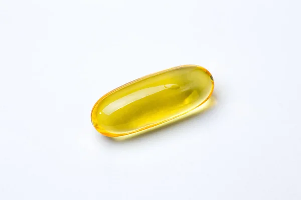 Na białym tle Zdjęcie żółty Zdrowych Omega 3 w kapsułkach — Zdjęcie stockowe