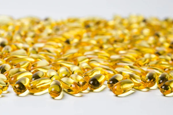 Foto de aceite de pescado amarillo saludable en medicamentos —  Fotos de Stock
