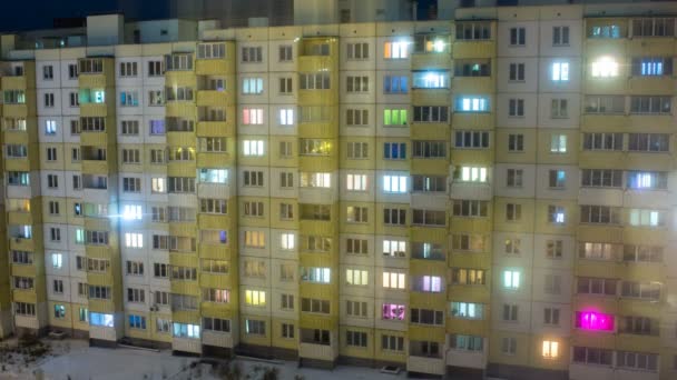Video van appartementen venster verlichting in de nacht — Stockvideo