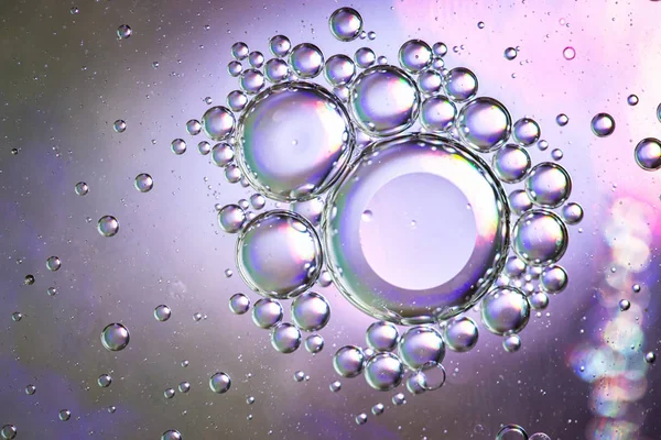Photo de bulles d'huile dans la texture de l'eau sur fond coloré — Photo