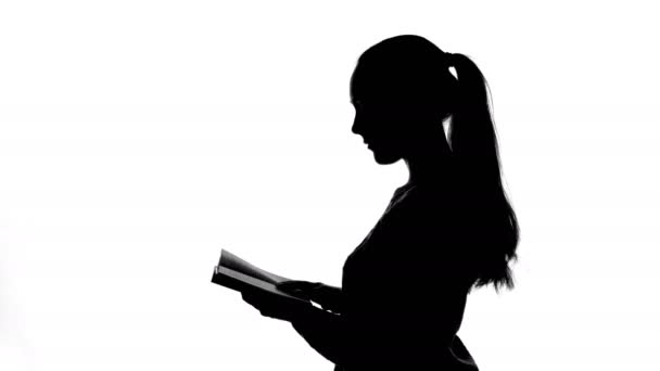 Filmati di giovane donna con libro — Video Stock