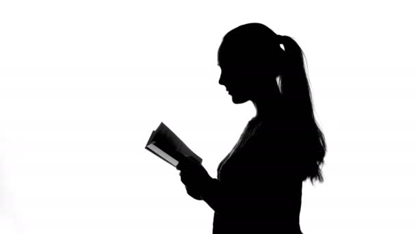 Video van jonge vrouw met boek — Stockvideo