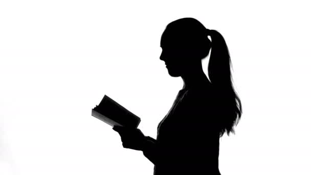 Видео молодой девушки с книгой — стоковое видео