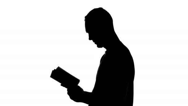 Images de jeune homme lisant un livre — Video