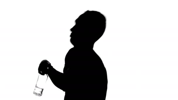 Filmación del hombre bebedor con botella — Vídeo de stock