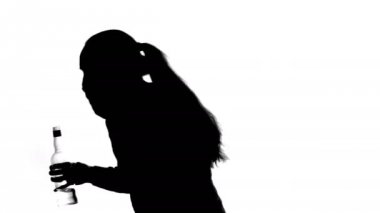 Şişe içki kadınla görüntülerini