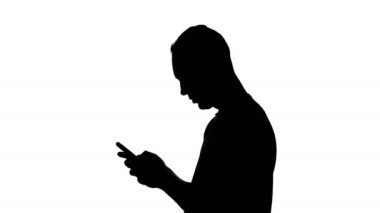 Genç adam smartphone ile görüntüleri