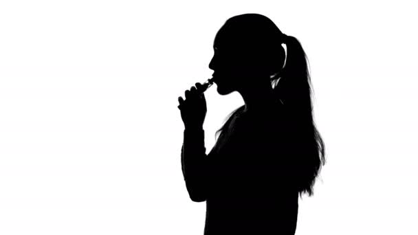 Footage of teenage girl with vape — Stock Video