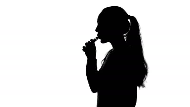 Filmación de una joven con cigarrillo electrónico — Vídeo de stock