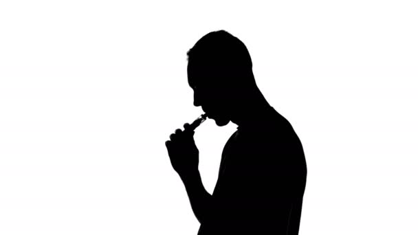 Кадри молодого чоловіка з електронною сигаретою — стокове відео