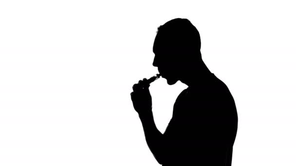 Filmación del hombre principiante con cigarrillo electrónico — Vídeo de stock