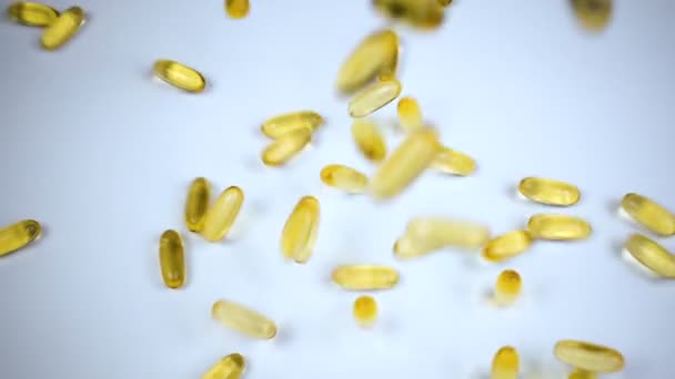 Falling fish oil in pills — Stock Video