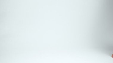 Parmakları yürüyen erkek