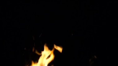 Gece yanan tehlike yangında görüntüleri