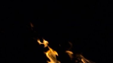 Yanan tehlike görüntülerini siyah arka plan üzerine ateş