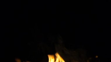 Yanan ateşi, video siyah arka plan üzerine