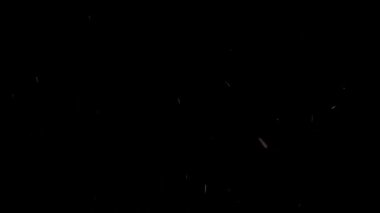 Siyah arka plan üzerine düşen beyaz küçük kar tanesi