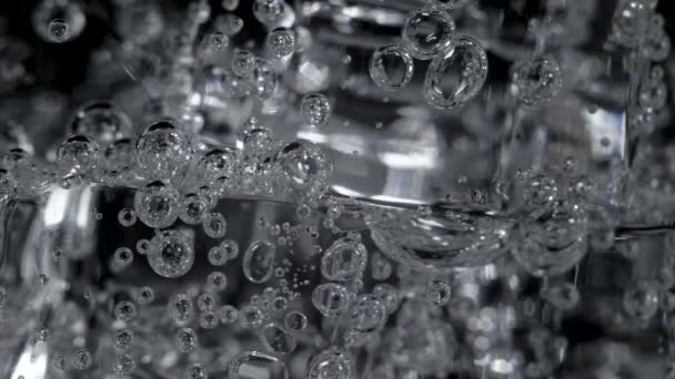 Beelden van water met de bubbels in het glas — Stockvideo