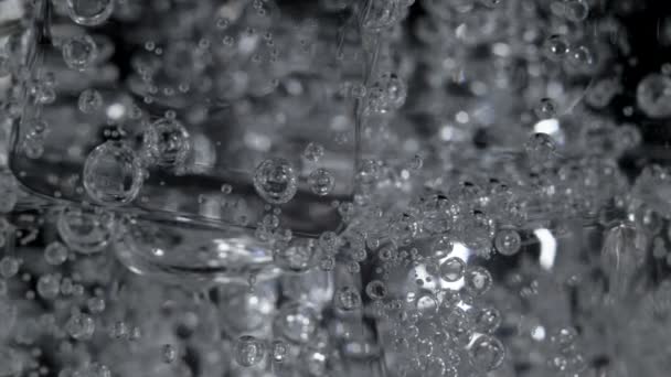 Aufnahmen von Mineralwasser mit Blasen im Glas — Stockvideo