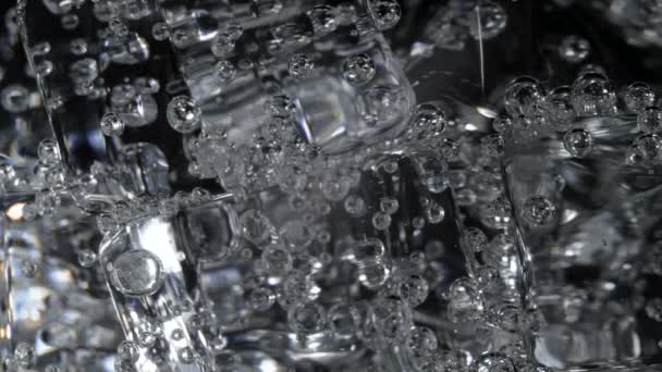 Видео минеральной воды с пузырьками — стоковое видео