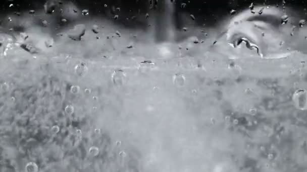 Μακροεντολή βίντεο του μεταλλικού νερού με τις φυσαλίδες — Αρχείο Βίντεο