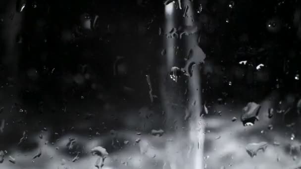 Video av vatten med bubblor i glas på svart bakgrund — Stockvideo
