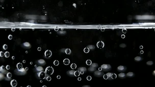 Filmación Agua Soda Con Burbujas Vidrio Sobre Fondo Negro — Vídeo de stock