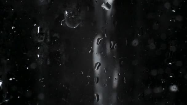 Soda pop bubliny ve skle na černém pozadí — Stock video