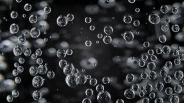 Soda su cam siyah arka plan üzerine kabarcıkları ile görüntüleri