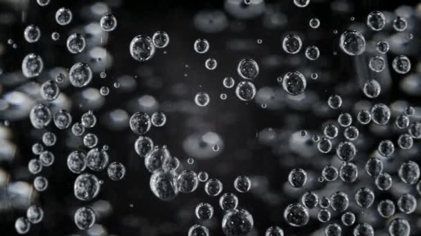 苏打水的画面与气泡在玻璃在黑色背景 — 图库视频影像